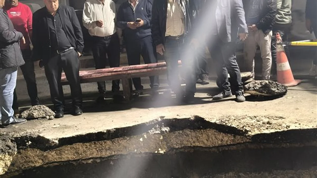 كسر خط مياه قطر 1000 مم أمام مستشفى أم المصريين بالجيزة يوقف ضخ مياه الشرب ويهدد الإمدادات